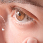 Aprenda a manusear corretamente suas lentes de contato