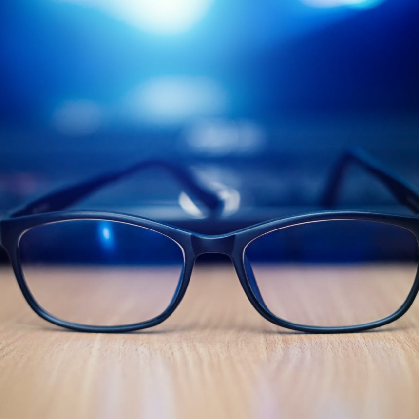 Saiba as vantagens dos óculos com filtro de luz azul