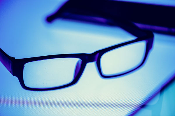Saiba as vantagens dos óculos com lentes de luz azul