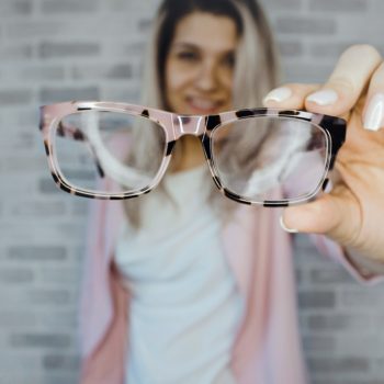 7 sinais que indicam a necessidade de óculos de grau novos