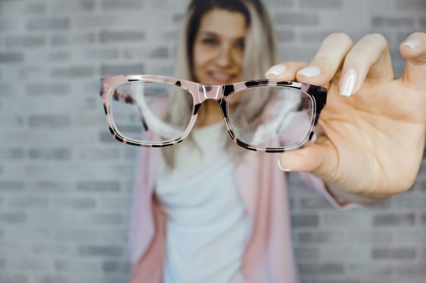 7 sinais que indicam a necessidade de óculos de grau novos