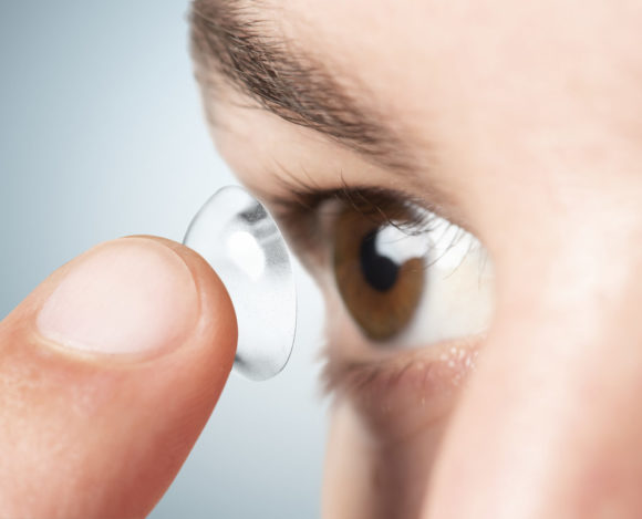 Qual é a importância da proteção UVA e UVB em lentes de contato?